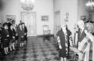 Il Presidente della Repubblica Francesco Cossiga riceve in udienza la signora Giulia Oteri, presidente nazionale dei Gruppi di volontariato vincenziano, con una delegazione delle partecipanti all'Assemblea generale dell'Association Internazionale des Charités