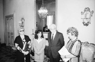 Il Presidente della Repubblica Francesco Cossiga riceve in udienza la signora Giulia Oteri, presidente nazionale dei Gruppi di volontariato vincenziano, con una delegazione delle partecipanti all'Assemblea generale dell'Association Internazionale des Charités
