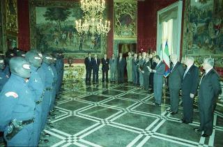 Il Presidente della Repubblica Francesco Cossiga riceve l'on. Gian Carlo Ruffino, sottosegretario di Stato all'Interno, con Vincenzo Parisi, capo della Polizia, e una delegazione di agenti del NOCS