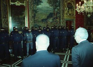 Il Presidente della Repubblica Francesco Cossiga riceve l'on. Gian Carlo Ruffino, sottosegretario di Stato all'Interno, con Vincenzo Parisi, capo della Polizia, e una delegazione di agenti del NOCS