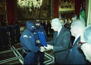 Il Presidente della Repubblica Francesco Cossiga riceve l'on. Gian Carlo Ruffino, sottosegretario di Stato all'Interno, con Vincenzo Parisi, capo della Polizia, e una delegazione di agenti del NOCS