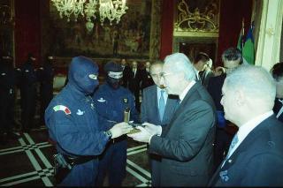 Il Presidente della Repubblica Francesco Cossiga riceve l'on. Gian Carlo Ruffino, sottosegretario di Stato all'Interno, con Vincenzo Parisi, capo della Polizia, e una delegazione di agenti del NOCS