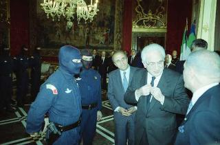 Il Presidente della Repubblica Francesco Cossiga riceve l'on. Gian Carlo Ruffino, sottosegretario di Stato all'Interno, con Vincenzo Parisi, capo della Polizia, e una delegazione di agenti del NOCS