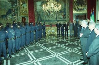 Il Presidente della Repubblica Francesco Cossiga riceve l'on. Gian Carlo Ruffino, sottosegretario di Stato all'Interno, con Vincenzo Parisi, capo della Polizia, e una delegazione di agenti del NOCS