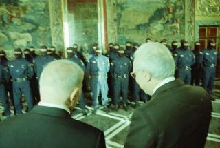 Il Presidente della Repubblica Francesco Cossiga riceve l'on. Gian Carlo Ruffino, sottosegretario di Stato all'Interno, con Vincenzo Parisi, capo della Polizia, e una delegazione di agenti del NOCS
