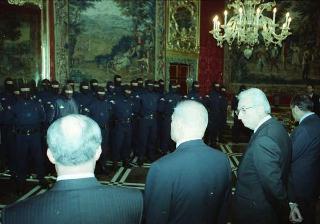 Il Presidente della Repubblica Francesco Cossiga riceve l'on. Gian Carlo Ruffino, sottosegretario di Stato all'Interno, con Vincenzo Parisi, capo della Polizia, e una delegazione di agenti del NOCS