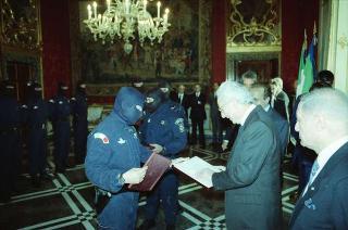 Il Presidente della Repubblica Francesco Cossiga riceve l'on. Gian Carlo Ruffino, sottosegretario di Stato all'Interno, con Vincenzo Parisi, capo della Polizia, e una delegazione di agenti del NOCS