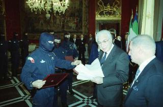 Il Presidente della Repubblica Francesco Cossiga riceve l'on. Gian Carlo Ruffino, sottosegretario di Stato all'Interno, con Vincenzo Parisi, capo della Polizia, e una delegazione di agenti del NOCS