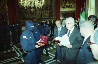 Il Presidente della Repubblica Francesco Cossiga riceve l'on. Gian Carlo Ruffino, sottosegretario di Stato all'Interno, con Vincenzo Parisi, capo della Polizia, e una delegazione di agenti del NOCS