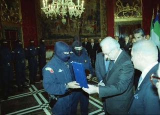 Il Presidente della Repubblica Francesco Cossiga riceve l'on. Gian Carlo Ruffino, sottosegretario di Stato all'Interno, con Vincenzo Parisi, capo della Polizia, e una delegazione di agenti del NOCS