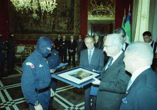 Il Presidente della Repubblica Francesco Cossiga riceve l'on. Gian Carlo Ruffino, sottosegretario di Stato all'Interno, con Vincenzo Parisi, capo della Polizia, e una delegazione di agenti del NOCS
