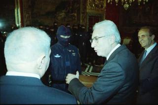 Il Presidente della Repubblica Francesco Cossiga riceve l'on. Gian Carlo Ruffino, sottosegretario di Stato all'Interno, con Vincenzo Parisi, capo della Polizia, e una delegazione di agenti del NOCS
