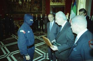 Il Presidente della Repubblica Francesco Cossiga riceve l'on. Gian Carlo Ruffino, sottosegretario di Stato all'Interno, con Vincenzo Parisi, capo della Polizia, e una delegazione di agenti del NOCS