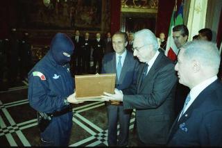 Il Presidente della Repubblica Francesco Cossiga riceve l'on. Gian Carlo Ruffino, sottosegretario di Stato all'Interno, con Vincenzo Parisi, capo della Polizia, e una delegazione di agenti del NOCS