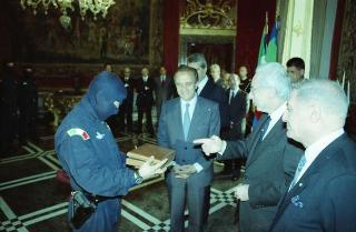 Il Presidente della Repubblica Francesco Cossiga riceve l'on. Gian Carlo Ruffino, sottosegretario di Stato all'Interno, con Vincenzo Parisi, capo della Polizia, e una delegazione di agenti del NOCS