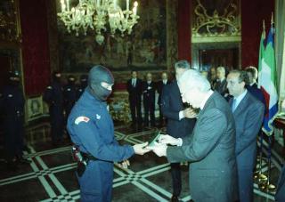 Il Presidente della Repubblica Francesco Cossiga riceve l'on. Gian Carlo Ruffino, sottosegretario di Stato all'Interno, con Vincenzo Parisi, capo della Polizia, e una delegazione di agenti del NOCS