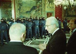 Il Presidente della Repubblica Francesco Cossiga riceve l'on. Gian Carlo Ruffino, sottosegretario di Stato all'Interno, con Vincenzo Parisi, capo della Polizia, e una delegazione di agenti del NOCS