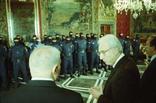 Il Presidente della Repubblica Francesco Cossiga riceve l'on. Gian Carlo Ruffino, sottosegretario di Stato all'Interno, con Vincenzo Parisi, capo della Polizia, e una delegazione di agenti del NOCS