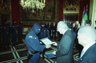Il Presidente della Repubblica Francesco Cossiga riceve l'on. Gian Carlo Ruffino, sottosegretario di Stato all'Interno, con Vincenzo Parisi, capo della Polizia, e una delegazione di agenti del NOCS