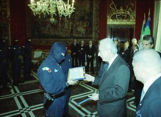 Il Presidente della Repubblica Francesco Cossiga riceve l'on. Gian Carlo Ruffino, sottosegretario di Stato all'Interno, con Vincenzo Parisi, capo della Polizia, e una delegazione di agenti del NOCS
