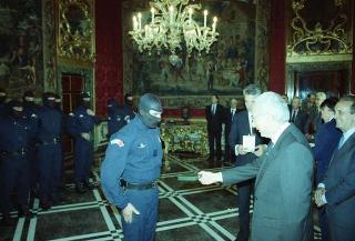Il Presidente della Repubblica Francesco Cossiga riceve l'on. Gian Carlo Ruffino, sottosegretario di Stato all'Interno, con Vincenzo Parisi, capo della Polizia, e una delegazione di agenti del NOCS