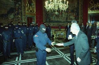 Il Presidente della Repubblica Francesco Cossiga riceve l'on. Gian Carlo Ruffino, sottosegretario di Stato all'Interno, con Vincenzo Parisi, capo della Polizia, e una delegazione di agenti del NOCS