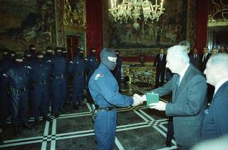 Il Presidente della Repubblica Francesco Cossiga riceve l'on. Gian Carlo Ruffino, sottosegretario di Stato all'Interno, con Vincenzo Parisi, capo della Polizia, e una delegazione di agenti del NOCS