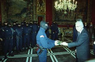 Il Presidente della Repubblica Francesco Cossiga riceve l'on. Gian Carlo Ruffino, sottosegretario di Stato all'Interno, con Vincenzo Parisi, capo della Polizia, e una delegazione di agenti del NOCS