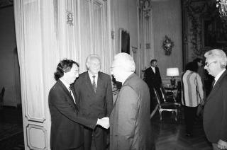 Incontro del Presidente della Repubblica Francesco Cossiga con Erich B. Kusch, presidente della Federazione della stampa estera in Italia, con i componenti del nuovo Consiglio direttivo