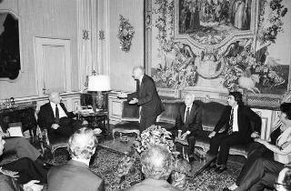 Incontro del Presidente della Repubblica Francesco Cossiga con Erich B. Kusch, presidente della Federazione della stampa estera in Italia, con i componenti del nuovo Consiglio direttivo