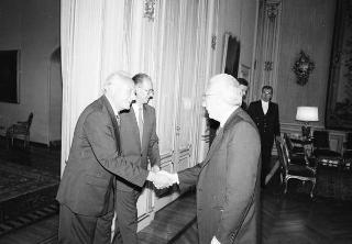Incontro del Presidente della Repubblica Francesco Cossiga con Erich B. Kusch, presidente della Federazione della stampa estera in Italia, con i componenti del nuovo Consiglio direttivo