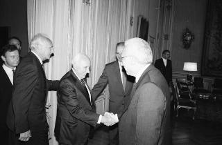Incontro del Presidente della Repubblica Francesco Cossiga con Erich B. Kusch, presidente della Federazione della stampa estera in Italia, con i componenti del nuovo Consiglio direttivo