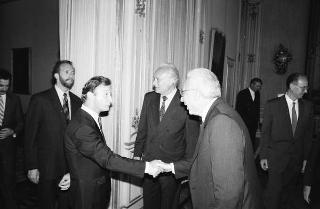 Incontro del Presidente della Repubblica Francesco Cossiga con Erich B. Kusch, presidente della Federazione della stampa estera in Italia, con i componenti del nuovo Consiglio direttivo