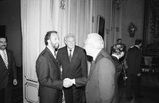 Incontro del Presidente della Repubblica Francesco Cossiga con Erich B. Kusch, presidente della Federazione della stampa estera in Italia, con i componenti del nuovo Consiglio direttivo