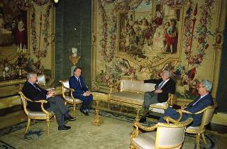 Il Presidente della Repubblica Francesco Cossiga riceve in udienza il dott. Vittorio Emiliani e il prof. Andrea Emiliani