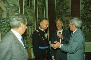 Il Presidente della Repubblica Francesco Cossiga riceve la visita di congedo del Colonnello Franco Bazan, Comandante dei carabinieri guardie del Presidente della Repubblica