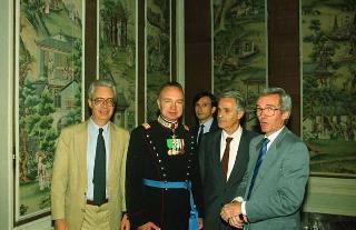 Il Presidente della Repubblica Francesco Cossiga riceve la visita di congedo del Colonnello Franco Bazan, Comandante dei carabinieri guardie del Presidente della Repubblica