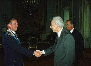Il Presidente della Repubblica Francesco Cossiga riceve la visita di congedo il Colonnello Luigi Magliuolo
