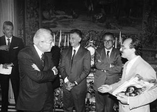 Incontro del Presidente della Repubblica Francesco Cossiga con l'on. Francesco De Lorenzo, ministro della Sanità, gli organizzatori e i collaboratori del Giffoni Film Festival, per la consegna al Presidente della Repubblica del Premio "François Truffaut"