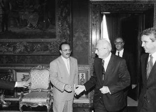 Incontro del Presidente della Repubblica Francesco Cossiga con l'on. Francesco De Lorenzo, ministro della Sanità, gli organizzatori e i collaboratori del Giffoni Film Festival, per la consegna al Presidente della Repubblica del Premio "François Truffaut"