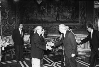 Incontro del Presidente della Repubblica Francesco Cossiga con l'on. Francesco De Lorenzo, ministro della Sanità, gli organizzatori e i collaboratori del Giffoni Film Festival, per la consegna al Presidente della Repubblica del Premio "François Truffaut"