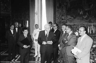 Incontro del Presidente della Repubblica Francesco Cossiga con l'on. Francesco De Lorenzo, ministro della Sanità, gli organizzatori e i collaboratori del Giffoni Film Festival, per la consegna al Presidente della Repubblica del Premio "François Truffaut"