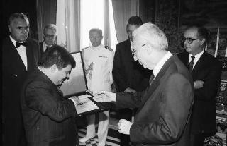 Incontro del Presidente della Repubblica Francesco Cossiga con l'on. Francesco De Lorenzo, ministro della Sanità, gli organizzatori e i collaboratori del Giffoni Film Festival, per la consegna al Presidente della Repubblica del Premio "François Truffaut"