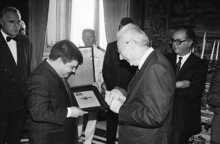 Incontro del Presidente della Repubblica Francesco Cossiga con l'on. Francesco De Lorenzo, ministro della Sanità, gli organizzatori e i collaboratori del Giffoni Film Festival, per la consegna al Presidente della Repubblica del Premio "François Truffaut"