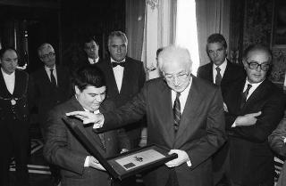 Incontro del Presidente della Repubblica Francesco Cossiga con l'on. Francesco De Lorenzo, ministro della Sanità, gli organizzatori e i collaboratori del Giffoni Film Festival, per la consegna al Presidente della Repubblica del Premio "François Truffaut"