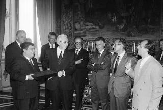 Incontro del Presidente della Repubblica Francesco Cossiga con l'on. Francesco De Lorenzo, ministro della Sanità, gli organizzatori e i collaboratori del Giffoni Film Festival, per la consegna al Presidente della Repubblica del Premio "François Truffaut"