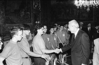 Incontro del Presidente della Repubblica Francesco Cossiga con l'on. Francesco De Lorenzo, ministro della Sanità, gli organizzatori e i collaboratori del Giffoni Film Festival, per la consegna al Presidente della Repubblica del Premio "François Truffaut"