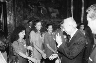 Incontro del Presidente della Repubblica Francesco Cossiga con l'on. Francesco De Lorenzo, ministro della Sanità, gli organizzatori e i collaboratori del Giffoni Film Festival, per la consegna al Presidente della Repubblica del Premio "François Truffaut"