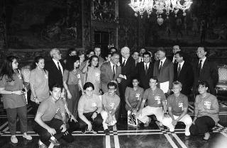 Incontro del Presidente della Repubblica Francesco Cossiga con l'on. Francesco De Lorenzo, ministro della Sanità, gli organizzatori e i collaboratori del Giffoni Film Festival, per la consegna al Presidente della Repubblica del Premio "François Truffaut"
