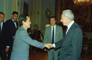 Incontro del Presidente della Repubblica Francesco Cossiga con Zimei e Mu Fangshun, corrispondenti a Roma del quotidiano &quot;Guangming Ribao&quot; di Pechino
